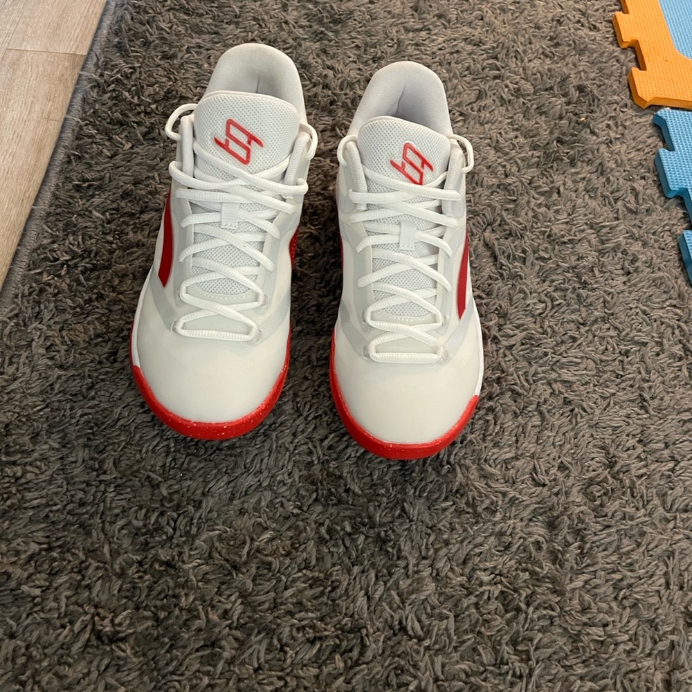 White and Red Pumas